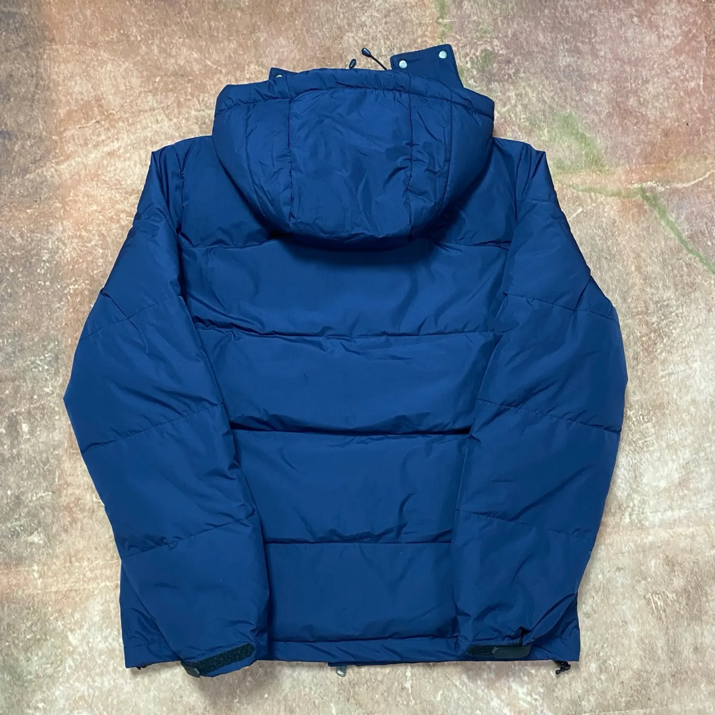 P740 The top version distinguishes currency from the official website for details, scan the QR code to enter the official website] 24SS Winter New Rah Lauren Winter Gorham Down Jacket with Detachable Hood Down Jacket is windproof and waterproof. The same top version as the official website - Color: Black, Navy Blue, Glossy Black - The top version distinguishes market currency - Purchase the original mold to create a full set of customized accessories, details determine success or failure. - ·Comes from the United States, and has a strong American flavor. ·The two brands under his name, by Rah Lauren and Rah Lauren, have created a sales field of high-quality fashion in the world, and continue to carry forward the designer's reputation and the brand's glorious image. - - Accessories: original tag, washed label + electroplated YK zipper logo, customized Laf Loren zipper - full set of accessories - the same style for both men and women, size m-xxl